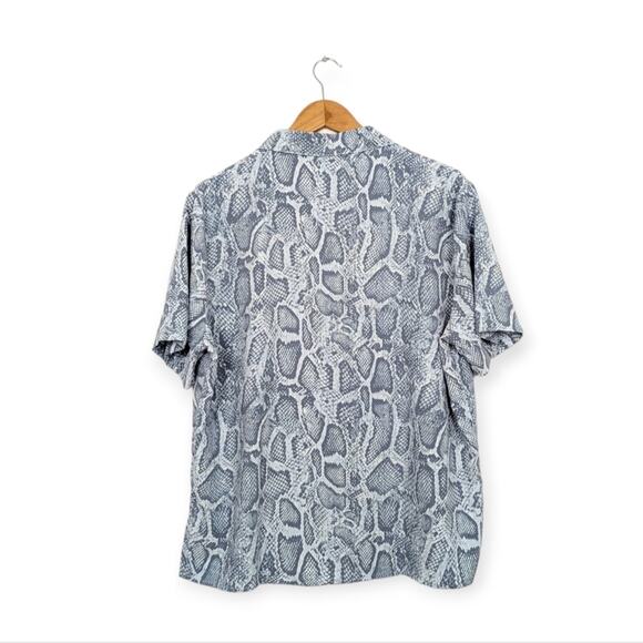 NWT Ena Pelly Blue Snakeskin Short Sleeve Button Front Top Size 6 - Picture 2 of 11